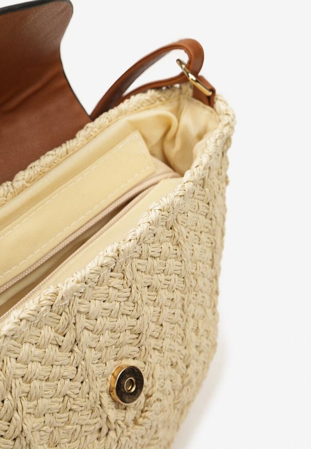 Born2be - Jasnobeżowa Torebka Boho z Plecionki z Klapką i Paskiem z Imitacji Skóry Varya. Kolor: beżowy. Materiał: skórzane. Styl: boho