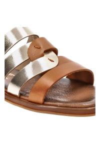 Złote Klapki Lemar Wygodne Buty Na Lato. Okazja: na spacer, na co dzień. Kolor: złoty. Materiał: skóra. Sezon: lato. Styl: klasyczny, casual, elegancki #4