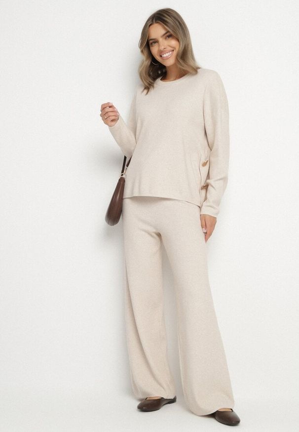 Born2be - Jasnobeżowy Dzianinowy Komplet z Wiskozą Szerokie Spodnie i Sweter z Aplikacjami Miozara. Kolor: beżowy. Materiał: wiskoza, dzianina. Wzór: aplikacja