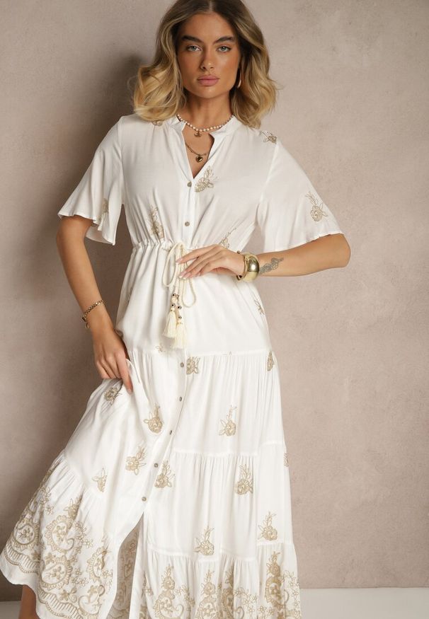 Renee - Biała Rozkloszowana Sukienka Boho z Wiskozy Zdobiona Haftem i Wiązaniem Falvania. Okazja: na co dzień, na randkę. Typ kołnierza: dekolt w kształcie V. Kolor: biały. Materiał: wiskoza. Wzór: aplikacja, haft. Styl: boho