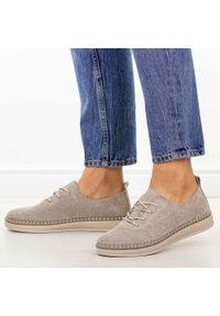 Beżowe skórzane półbuty damskie Filippo Dp7674/26. Okazja: na spacer, na co dzień. Nosek buta: okrągły. Zapięcie: sznurówki. Kolor: beżowy. Materiał: zamsz, skóra. Szerokość cholewki: normalna. Sezon: wiosna, lato. Styl: casual, elegancki, klasyczny #1