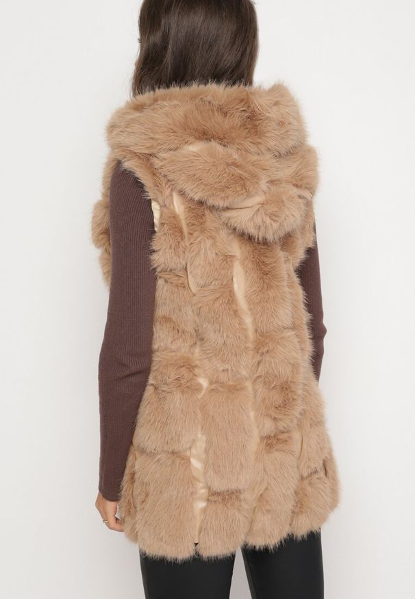 Born2be - Ciemnobeżowa Kamizelka Futrzana z Kapturem Sophal. Typ kołnierza: kaptur. Kolor: beżowy. Materiał: futro