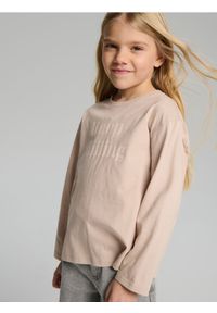 Sinsay - Bawełniana koszulka z napisem - beżowy. Kolor: beżowy. Materiał: bawełna. Wzór: napisy