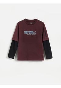 Reserved - Longsleeve z nadrukiem - mahoniowy. Kolor: brązowy. Materiał: bawełna, dzianina. Długość rękawa: długi rękaw. Wzór: nadruk