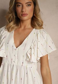 Renee - Biała Rozkloszowana Sukienka z Bawełny Zdobiona Falbanami Silonia. Typ kołnierza: dekolt w kształcie V. Kolor: biały. Materiał: bawełna. Wzór: aplikacja. Sezon: lato, wiosna. Styl: elegancki