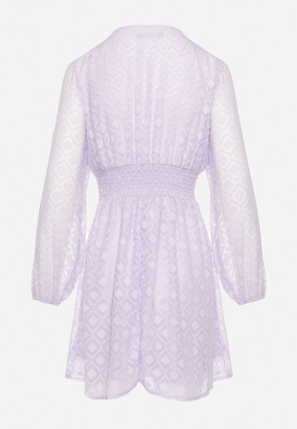 Born2be - Fioletowa Sukienka Koktajlowa z Gumką w Pasie i Geometrycznym Wzorem na Siateczce Actipisa. Kolor: fioletowy. Wzór: geometria. Typ sukienki: kopertowe. Styl: wizytowy