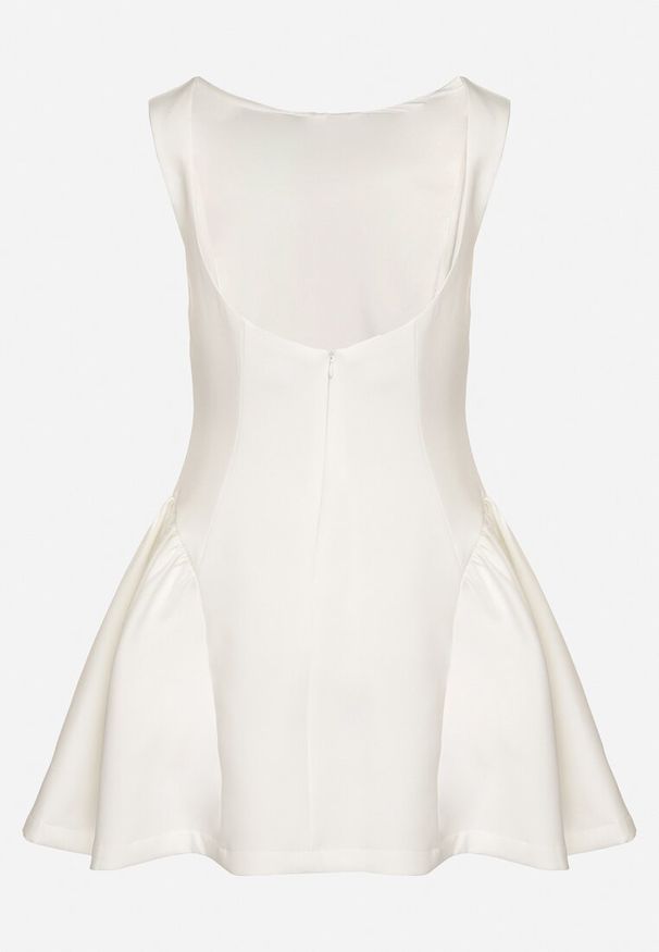 Born2be - Biała Taliowana Sukienka z Odkrytymi Plecami Florreti. Typ kołnierza: dekolt na plecach. Kolor: biały. Typ sukienki: dopasowane