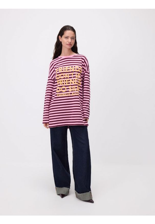 Reserved - Longleeve oversize z nadrukiem - różowy. Kolor: różowy. Materiał: bawełna, dzianina. Wzór: nadruk