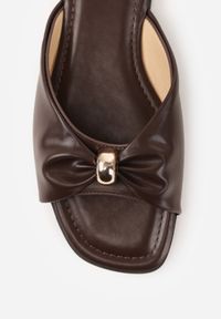 Born2be - Brązowe Płaskie Klapki z Metaliczną Aplikacją na Marszczonym Pasku Lilaya. Okazja: na co dzień. Kolor: brązowy. Materiał: len. Wzór: aplikacja. Styl: casual, elegancki #2