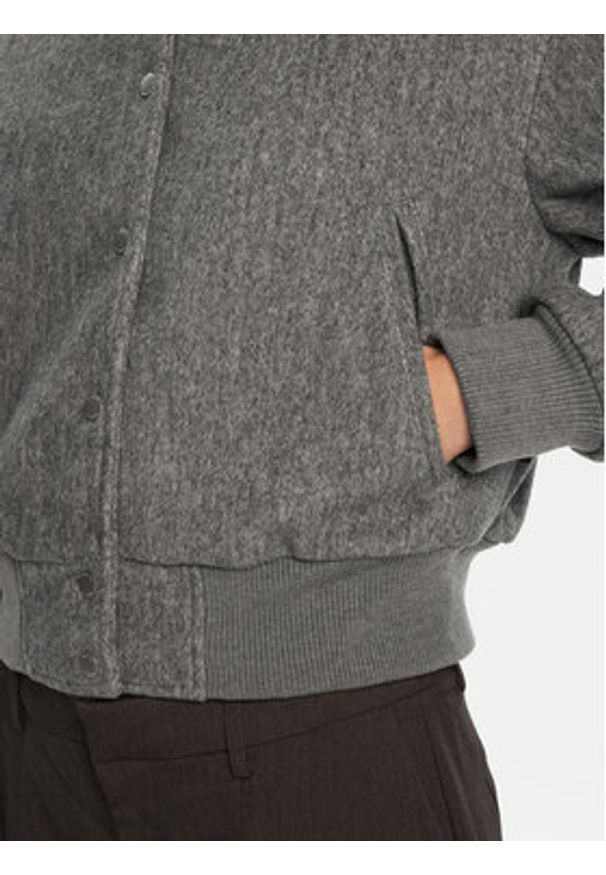Replay - REPLAY Kurtka bomber W7860 .000.85010 Szary Regular Fit. Kolor: szary. Materiał: syntetyk