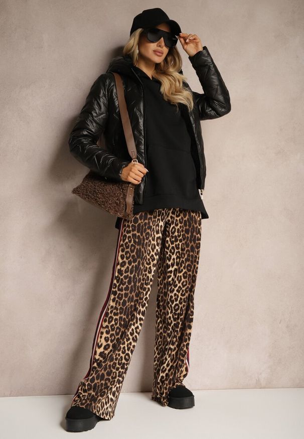 Renee - Czarna Kurtka z Pikowanymi Przeszyciami i Kapturem Ravendra. Okazja: na co dzień. Kolor: czarny. Materiał: jeans, materiał. Styl: casual, elegancki