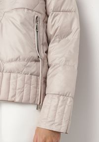 Born2be - Beżowa Dwustronna Kurtka Pikowana z Kieszeniami i Kapturem Eralethra. Okazja: na spacer, na co dzień. Kolor: beżowy. Materiał: jeans. Długość rękawa: długi rękaw. Długość: długie. Wzór: aplikacja. Styl: casual, elegancki #3