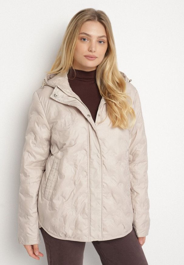 Born2be - Beżowa Pikowana Kurtka Przejściowa z Kapturem Arivitte. Okazja: na co dzień. Typ kołnierza: kaptur. Kolekcja: plus size. Kolor: beżowy. Materiał: jeans. Styl: casual, elegancki