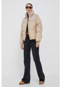 TOMMY HILFIGER - Tommy Hilfiger kurtka damska kolor beżowy zimowa. Kolor: beżowy. Materiał: syntetyk, poliester. Sezon: zima #5