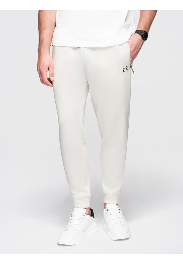 Ombre Clothing - Dresowe spodnie męskie ze ściągaczami w nogawkach i gumowym nadrukiem – białe V2 - Rozmiar: M. Kolor: biały. Materiał: dresówka, guma. Wzór: nadruk. Styl: elegancki, sportowy
