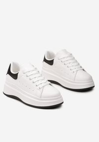 Born2be - Biało-Czarne Sneakersy z Ekoskóry na Platformie ze Sznurowaniem Telretia. Kolor: biały. Obcas: na platformie #4