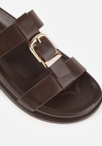 Renee - Ciemnobrązowe Klapki Ozdobione Paskiem z Metaliczną Klamrą Kellyss. Okazja: na spacer, na co dzień. Kolor: brązowy. Materiał: jeans. Wzór: aplikacja. Sezon: wiosna. Styl: casual #3