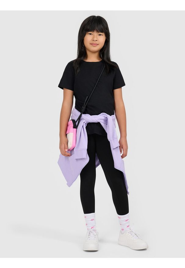 4f - 4F T-shirt gładki dziewczęcy - czarny 134 (8-9 lat). Okazja: na co dzień. Kolor: czarny. Materiał: bawełna, dzianina, jersey. Długość rękawa: krótki rękaw. Długość: krótkie. Wzór: gładki. Sezon: lato. Styl: klasyczny, casual, sportowy