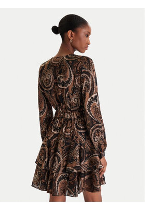 Guess Sukienka codzienna W5BK53 W2770 Brązowy Regular Fit. Okazja: na co dzień. Kolor: brązowy. Materiał: syntetyk. Typ sukienki: proste. Styl: casual