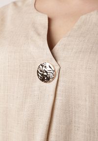 Born2be - Beżowa Nietoperzowa Bluzka z Krótkim Rękawem z Lnem i Wiskozą Isirtila. Okazja: na co dzień, do pracy. Kolor: beżowy. Materiał: wiskoza, len. Długość rękawa: krótki rękaw. Długość: krótkie. Sezon: lato. Styl: casual, klasyczny, elegancki #3