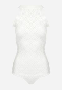 Born2be - Białe Body z Wiskozy o Tłoczonej Fakturze Idolina. Okazja: na co dzień. Typ kołnierza: dekolt halter. Kolor: biały. Materiał: wiskoza. Styl: casual #1