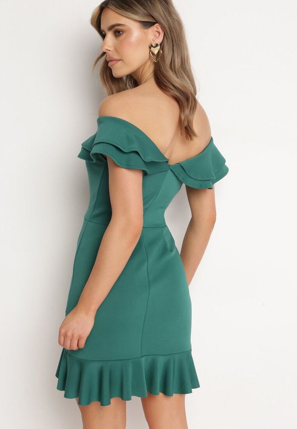 Born2be - Zielona Kopertowa Sukienka z Falbankami i Dekoltem w Serek Dlina. Okazja: na co dzień. Typ kołnierza: dekolt w serek, kołnierz z falbankami. Kolor: zielony. Długość rękawa: krótki rękaw. Wzór: aplikacja. Typ sukienki: kopertowe. Styl: elegancki, casual
