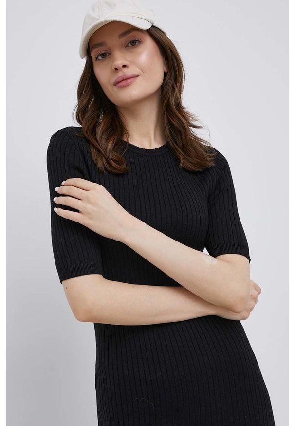 Vero Moda sukienka kolor czarny midi dopasowana. Kolor: czarny. Materiał: materiał, poliester. Długość rękawa: krótki rękaw. Typ sukienki: dopasowane. Długość: midi