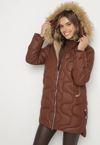 Born2be - Brązowa Kurtka z Kapturem z Futerkiem Zdobiona Oryginalnym Pikowaniem Oleda. Okazja: na co dzień. Typ kołnierza: kaptur. Kolor: brązowy. Materiał: futro. Wzór: aplikacja. Styl: casual, klasyczny #1