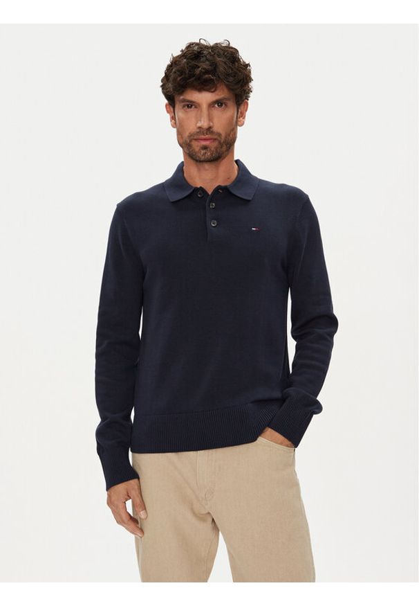 Tommy Jeans Sweter Essential DM0DM20304 Granatowy Slim Fit. Kolor: niebieski. Materiał: bawełna