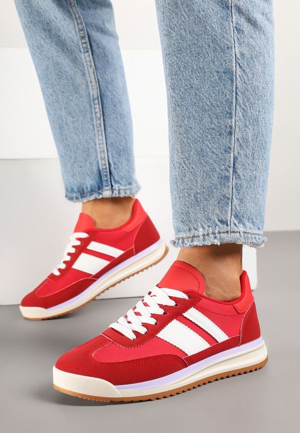 Born2be - Czerwone Sneakersy Klasyczne Tenisówki z Przeszyciami Kelluria. Okazja: na co dzień. Nosek buta: okrągły. Kolor: czerwony. Materiał: jeans. Obcas: na płaskiej podeszwie