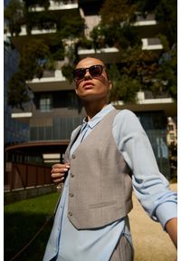 MOODO - Elegancka kamizelka szara. Kolor: szary. Materiał: poliester, elastan. Styl: elegancki #1