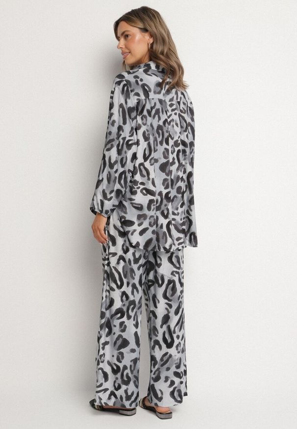 Born2be - Szary Panterkowy Komplet z Wiskozą Koszula z Dłuższym Tyłem i Szerokie Spodnie Evaln. Kolor: szary. Materiał: wiskoza. Wzór: motyw zwierzęcy, aplikacja