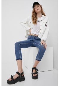 Tommy Jeans koszula bawełniana DW0DW12899.PPYY damska kolor biały relaxed z kołnierzykiem klasycznym. Typ kołnierza: kołnierzyk klasyczny. Kolor: biały. Materiał: bawełna. Styl: klasyczny #5