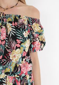 Born2be - Czarno-Różowa Kwiecista Sukienka Mini Hiszpanka z Gumką w Pasie z Wiskozy Neomisia. Typ kołnierza: dekolt hiszpanka. Kolor: czarny. Materiał: wiskoza. Sezon: wiosna, lato. Długość: mini #5