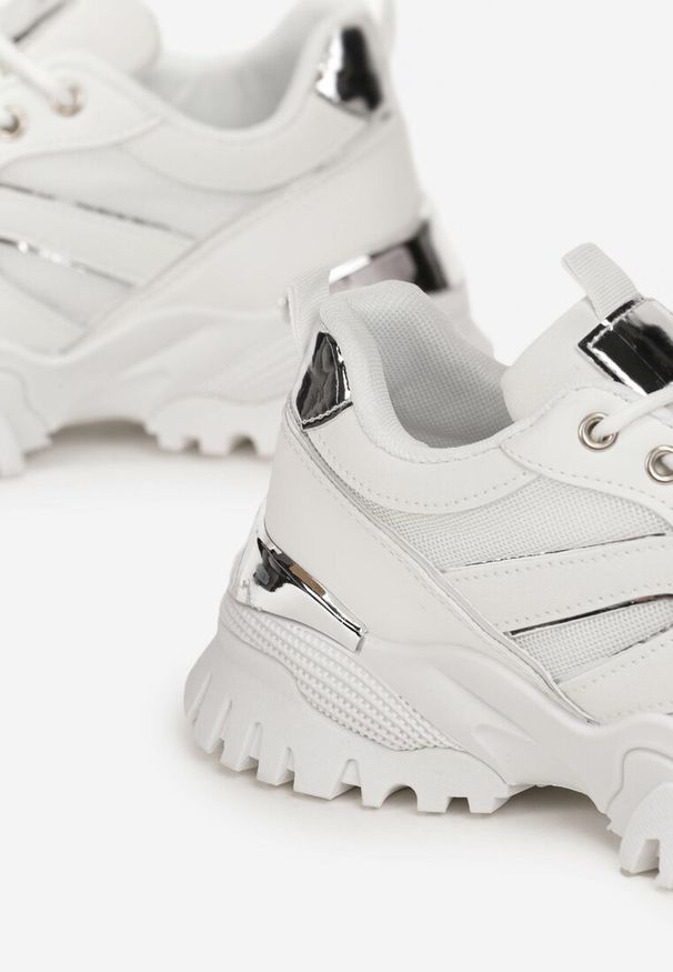 Renee - Białe Sportowe Sneakersy na Grubej Podeszwie z Ozdobnymi Aplikacjami Sossi. Nosek buta: okrągły. Kolor: biały. Wzór: aplikacja
