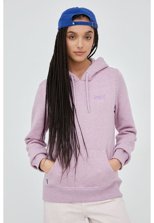 Superdry bluza damska kolor fioletowy z kapturem z aplikacją. Typ kołnierza: kaptur. Kolor: fioletowy. Materiał: bawełna, dzianina, materiał. Wzór: aplikacja
