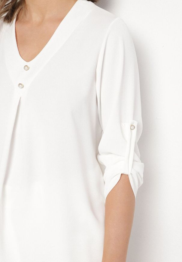 Born2be - Biała Bluzka o Trapezowym Kroju z Dekoltem w Serek i Podpinanymi Rękawami Aslimi. Typ kołnierza: dekolt w serek. Kolor: biały. Materiał: materiał, jeans. Styl: klasyczny, elegancki