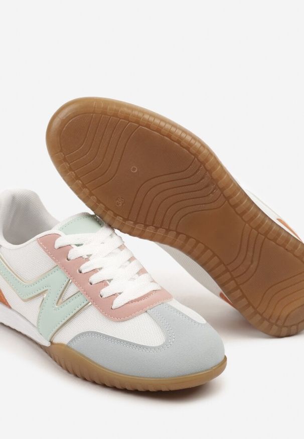 Renee - Biało-Niebieskie Sneakersy w Stylu Tenisówek Ozdobione Naszywką Tanelis. Kolor: biały. Materiał: jeans. Wzór: aplikacja