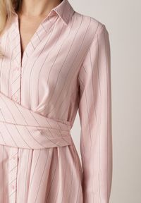 Born2be - Różowa Koszulowa Sukienka z Wiskozy z Ozdobnym Marszczeniem w Talii Batena. Okazja: na co dzień, na spotkanie biznesowe, do pracy. Kolor: różowy. Materiał: wiskoza. Typ sukienki: koszulowe. Styl: casual, biznesowy, elegancki, klasyczny #3