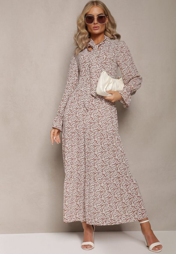 Renee - Brązowo-Biała Sukienka Pherone. Kolor: biały. Materiał: zamsz. Wzór: aplikacja, kwiaty. Styl: elegancki. Długość: maxi
