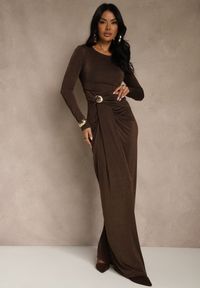 Renee - Brązowa Marszczona Sukienka Koktajlowa Zdobiona Aplikacją w Talii Siweda. Kolor: brązowy. Materiał: lakier, futro. Wzór: aplikacja. Styl: wizytowy #5