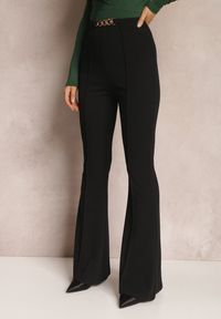 Renee - Czarne Spodnie z Rozszerzanymi Nogawkami i Łańcuchem Banni. Kolor: czarny. Wzór: aplikacja #2
