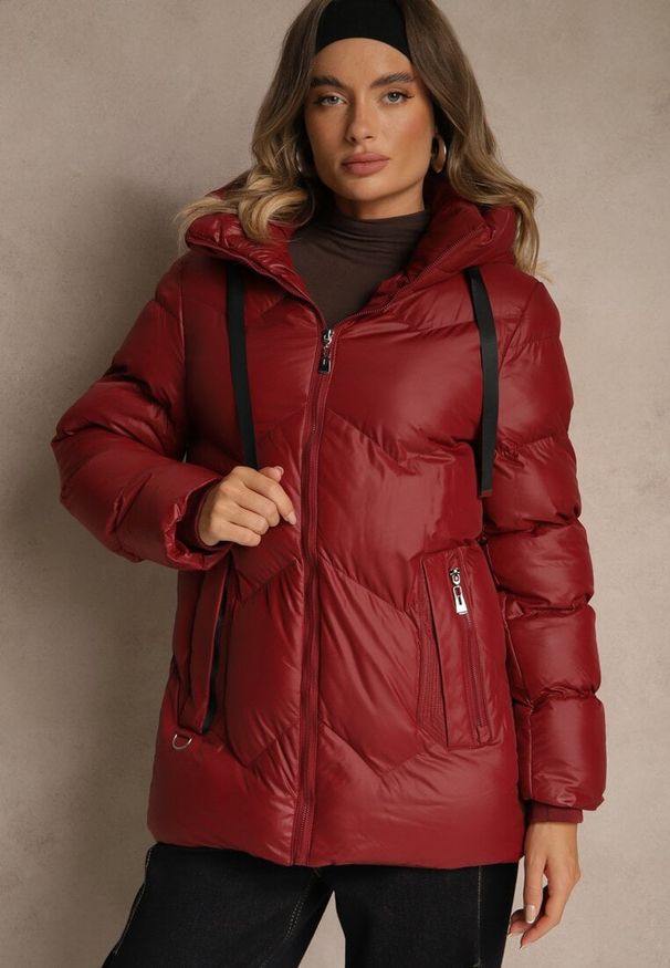Renee - Bordowa Kurtka Pikowana z Kapturem i Sznurkami Oleanesa. Okazja: na co dzień. Typ kołnierza: kaptur. Kolor: czerwony. Materiał: jeans. Styl: sportowy, casual