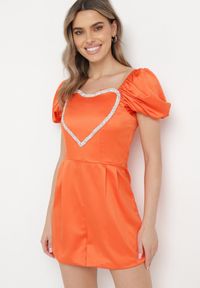 Born2be - Pomarańczowy Krótki Kombinezon ze Zdobieniem z Cyrkonii w Kształcie Serca Nanthelle. Kolor: pomarańczowy. Długość: krótkie. Wzór: aplikacja #1