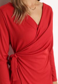 Born2be - Czerwona Sukienka Kopertowa Mini Wiązana w Pasie Icona. Kolor: czerwony. Typ sukienki: kopertowe. Styl: elegancki. Długość: mini #7