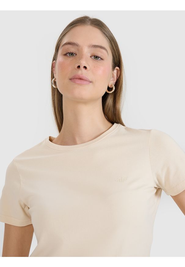 4f - 4F T-shirt slim gładki damski - beżowy S. Okazja: na co dzień. Typ kołnierza: dekolt w serek. Kolor: beżowy. Materiał: dzianina, elastan, materiał, bawełna, skóra, jersey. Długość rękawa: krótki rękaw. Długość: krótkie. Wzór: gładki. Styl: casual, klasyczny, sportowy