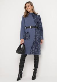 Born2be - Niebieska Sweterkowa Sukienka Midi z Asymetrycznym Wzorem i Kieszenią Chantila. Kolor: niebieski. Długość rękawa: długi rękaw. Wzór: aplikacja. Typ sukienki: asymetryczne. Długość: midi
