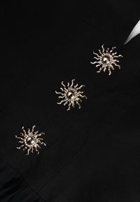 Born2be - Czarna Sukienka z Wiązanym Dekoltem Typu Halter i Biżuteryjnymi Guzikami Raena. Okazja: na co dzień. Typ kołnierza: dekolt halter. Kolor: czarny. Typ sukienki: proste. Styl: casual. Długość: midi #7