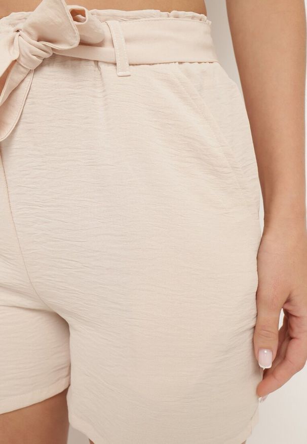 Born2be - Beżowe Bermudy Szorty z Gumką w Pasie i Materiałowym Paskiem z Wysokim Stanem Qualetta. Stan: podwyższony. Kolor: beżowy. Materiał: materiał. Styl: elegancki