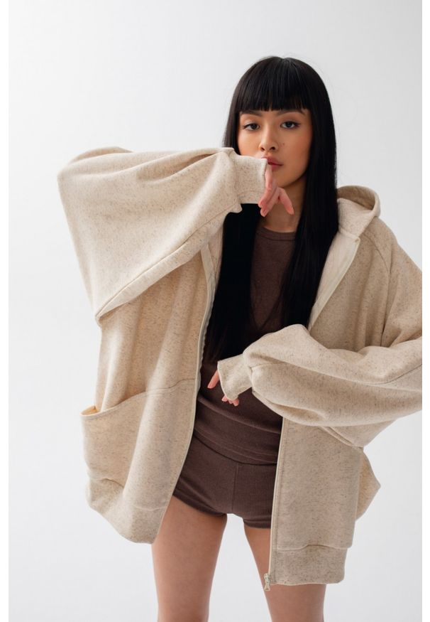 Marsala - Bluza typu oversize rozpinana z ociepleniem w kolorze BEIGE z dodatkiem konopii - DALLAS KONOPIA. Typ kołnierza: kaptur. Materiał: bawełna, elastan, dzianina, włókno, dresówka. Wzór: geometria, melanż. Styl: sportowy